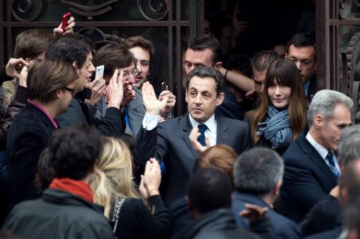 Nicolas Sarkozy und Gattin Carla Bruni nach der Stimmabgabe in Paris