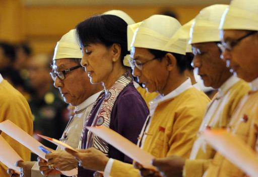 Aung San Suu Kyi und Parteikollegen sprechen den Eid auf die Verfassung