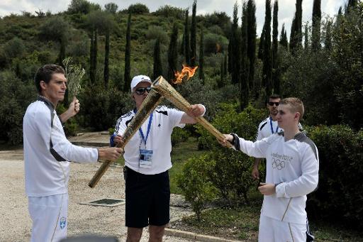 Spyros Gianniotis übergibt das Feuer an den Boxer Alexandros Lucas