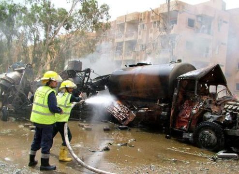 Ausgebrannter LKW nach Bombenanschlag in der ostsyrischen Stadt Deir al-Saur