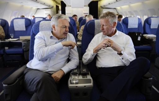 Außenminister Reynders und Verteidigungsminister De Crem im Flieger nach Afghanistan