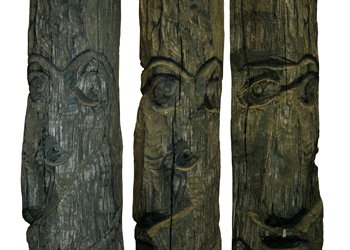 Totem (Eichenpfahl, beschnitzt)