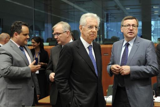 EU-Währungskommissar Olli Rehn (2vl), Italiens Ministerpräsident Mario Monti (mi.) und Belgiens Finanzminister Steven Vanackere (re.)
