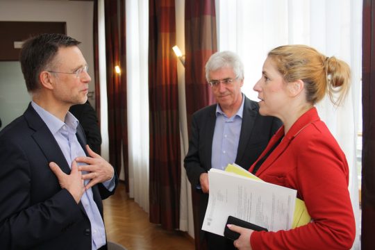 Antonio Galvanin und Eddy De Blomme von Proximus mit Ministerin Isabelle Weykmans