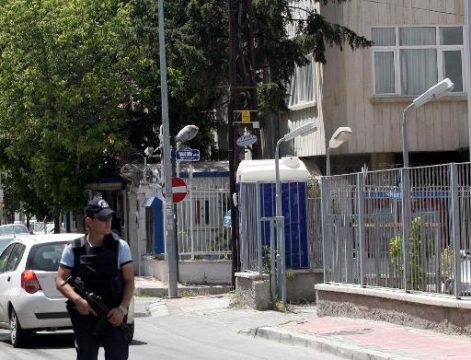 Polizist vor der syrischen Botschaft in Ankara