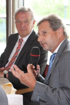 Der EU-Abgeordnete Mathieu Grosch mit dem EU -Kommissar Johannes Hahn