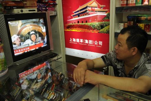 Shanghai: Ladenbesitzer verfolgt die Landung im TV