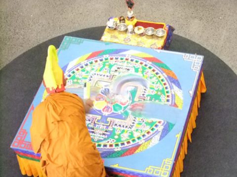 Zeichen der Vergänglichkeit: Mandala zerstört