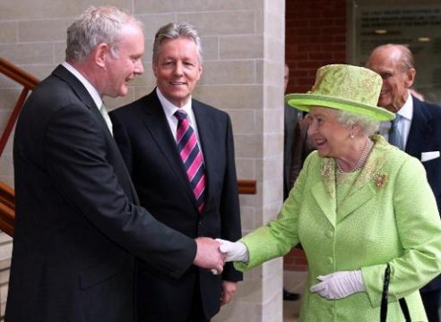 Die Queen gibt Martin McGuinness die Hand