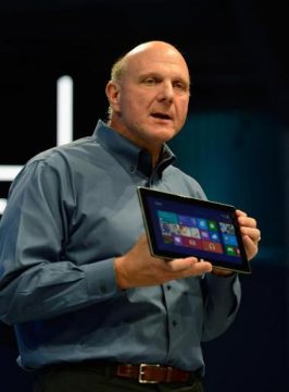 Microsoft-Chef Steve Ballmer mit dem neuen Tablet Surface