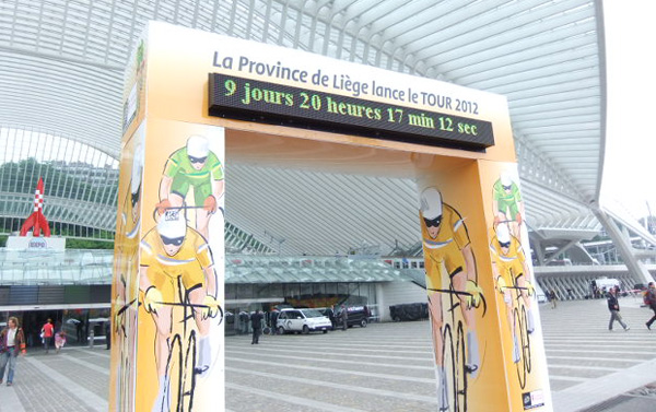 "Tour-Uhr" vor dem Calatrava-Bahnhof von Lüttich-Guillemins