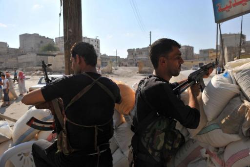 Syrische Rebellen an einem Wachposten in Aleppo