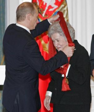 Wladimir Putin und Irina Antonowa, Leiterin des Moskauer Puschkin-Museums (Bild vom 13. Dezember 2007)