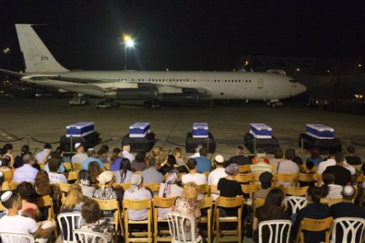 Angehörige der fünf in Burgas getöteten Israelis auf dem internationalen Flughafen Ben Gurion in der Nähe von Tel Aviv