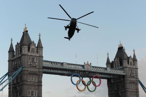 Die Fackel erreicht die Tower Bridge per Helikopter