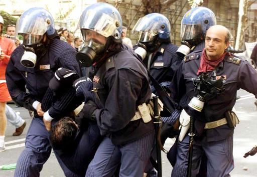 Polizei führt Globalisierungsgegner während des G8-Gipfels in Genua ab (Bild: 20.7.2001)