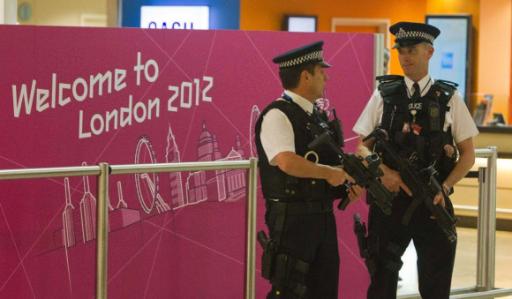 Polizisten am Flughafen Heathrow