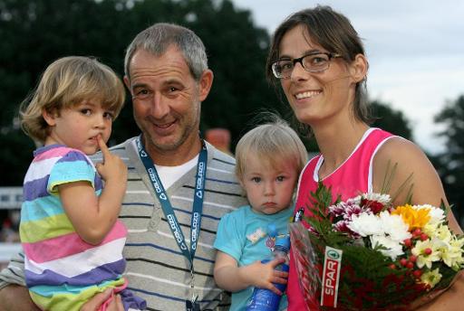 Tia Hellebaut, ihr Mann und Trainer, Wim Vandeven, mit den beiden Kindern Lotte und Saartje