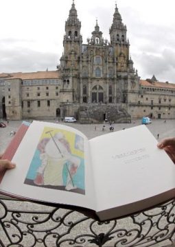 Kopie eines Jakobsbuches vor der Kathedrale von Santiago de Compostela
