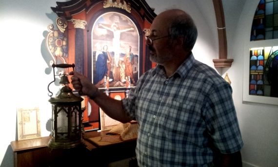 Klaus-Dieter Klauser mit der "Versehganglaterne"