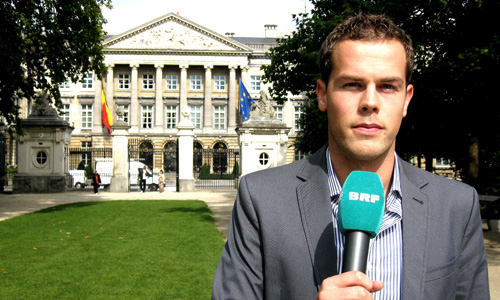 BRF-Redakteur Alain Kniebs vor dem Föderalen Parlament in Brüssel