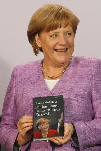 Angela Merkel mit dem von ihr herausgegebenen Buch "Dialog über Deutschlands Zukunft"