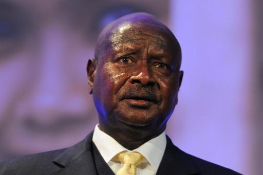 Präsident Yoweri Museveni warnt vor Körperkontakt