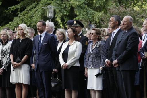 Kronprinzessin Mette-Marit, Kronprinz Haakon, die Gattin des Premierministers, Ingrid Schulerud, Königin Sonja, Premierminister Jens Stoltenberg und König Harald
