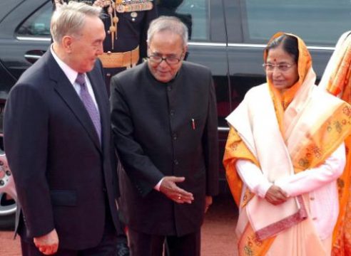 Die scheidende Präsidentin Patil und ihr voraussichtlicher Nachfolger Mukherjee (Mitte)