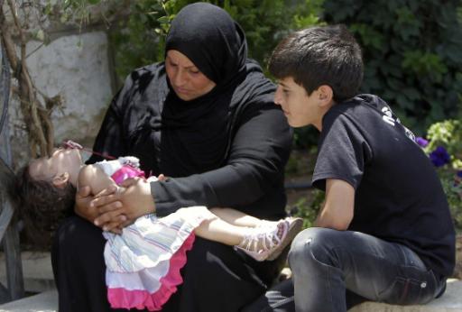 Syrische Flüchtlinge warten auf die Einreise in den Libanon