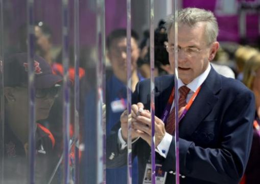 Jacques Rogge an der "Wall of Truce" im olympischen Dorf