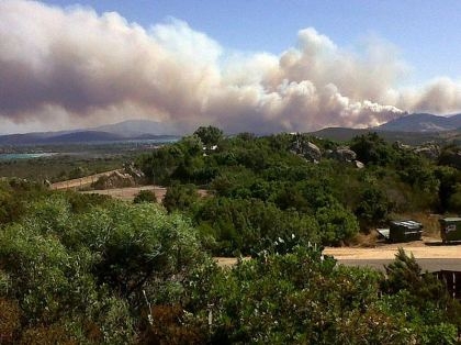 Feuer breitet sich an Sardiniens Küste aus