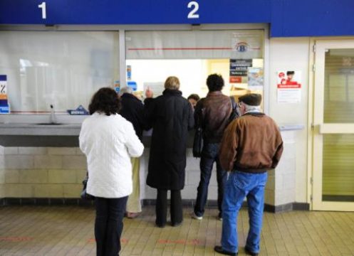 Schlangen strapazieren die Geduld auf beiden Seiten des Schalters