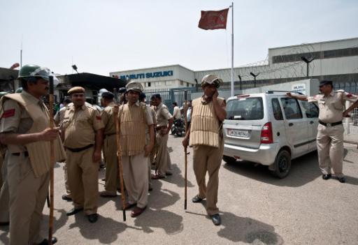 Indische Polizei vor dem stillgelegten Werk