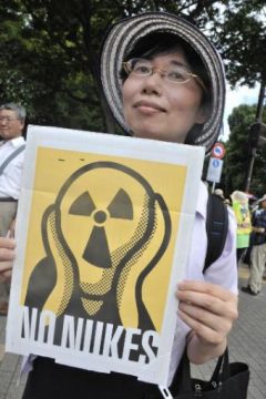 Japanerin in Tokio protestiert gegen Atomkraft