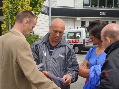 AS-Cheftrainer Tintin Marquez im Gespräch mit Dr. Andreas Bleicher von Aspire (links)