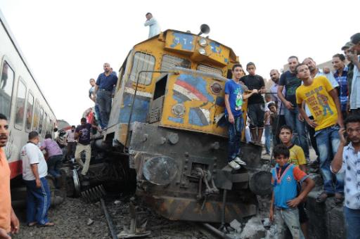Ägypter versammeln sich um den verunglückten Zug