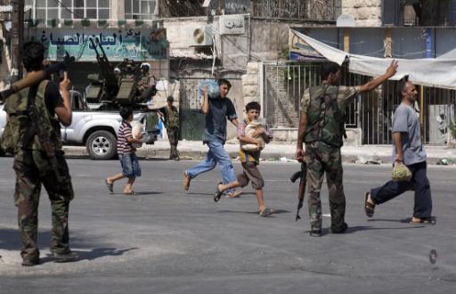 Zivilisten an einem Kontrollpunkt der freien syrischen Armee in Aleppo, 14. August