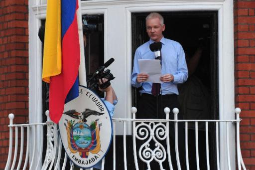 Julian Assange auf dem Balkon der ecuadorianischen Botschaft in London