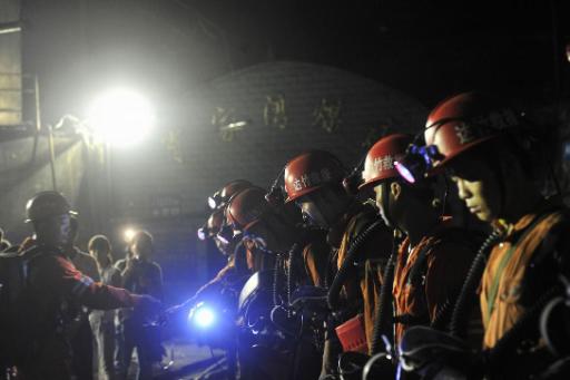 Chinesische Rettungskräfte suchen nach Überlebenden des Unglücks im Xiaojiawan-Bergwerk