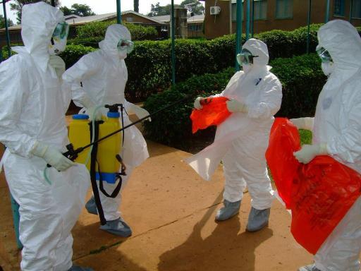 WHO-Mitarbeiter vor dem Kagadi-Krankenhaus in Kibaale