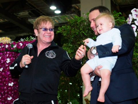 Elton John und David Furnish mit Söhnchen Zachary in Singapur, November 2011