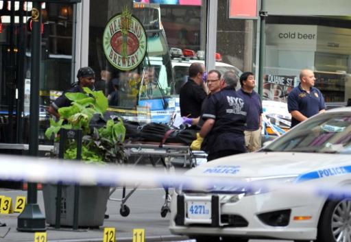 Ermittler bringen die Leiche des Schützen am Empire State Building weg