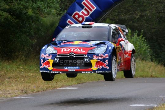 Sébastien Loeb fliegt in Trier allen davon
