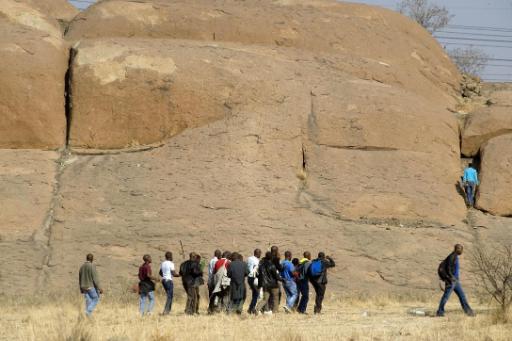 Streikende Arbeiter vor der Lonmin-Mine