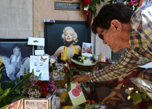 Ein Fan vor der Krypta, in der Marilyn Monroe beerdigt wurde