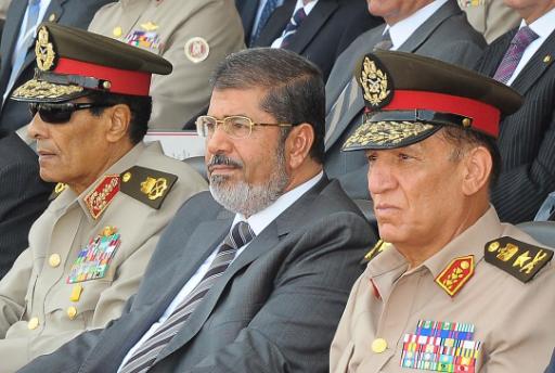 Präsident Mohammed Mursi mit Mohammed Hussein Tantawi (l) und Sami Anan (r)