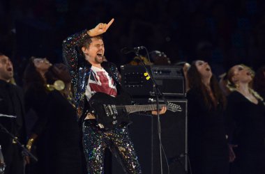 Zum Abschluss: Muse mit dem offiziellen Song "Survival"