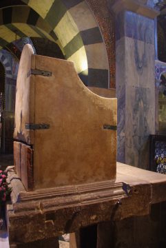 Karlsthron im oberen Umgang des Oktogons