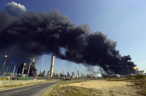 Rauch über der größten Raffinerie Venezuelas